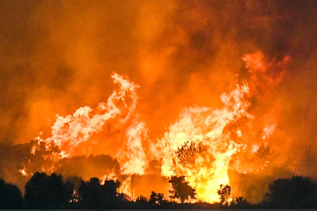 Incêndio florestal queima uma floresta perto da cidade de Patras