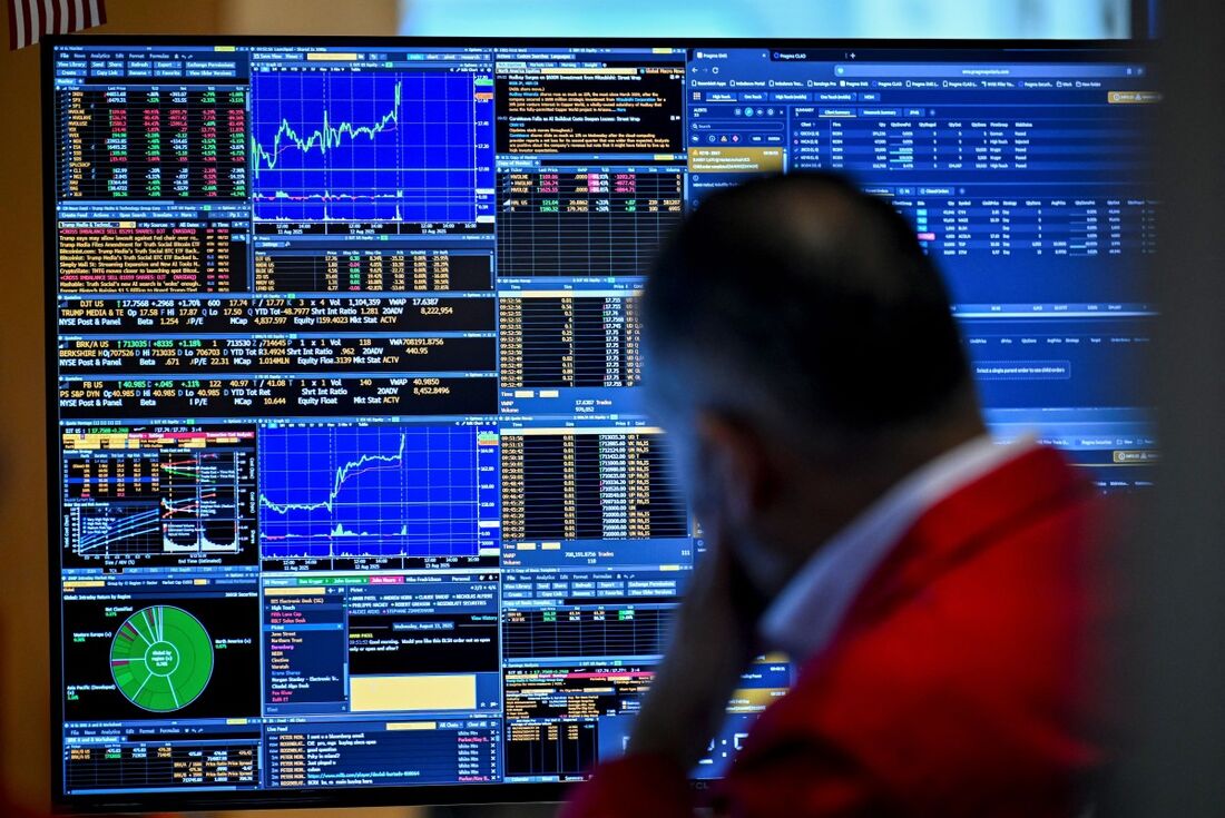 Um trader trabalhando no térreo do New York Stock Exchange