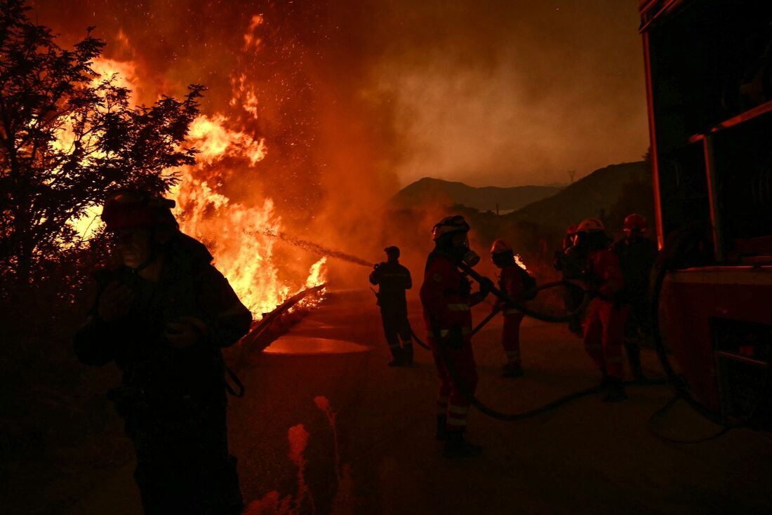 Bombeiros lutam para extinguir fogo na Grécia
