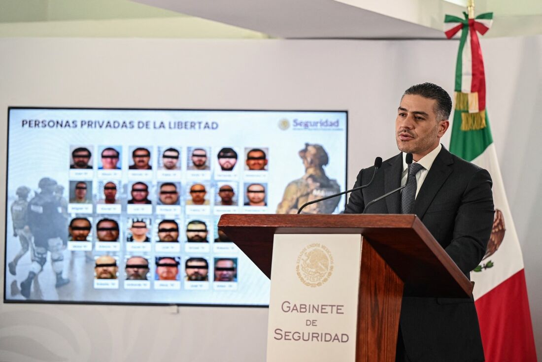 O secretário de Segurança e Proteção ao Cidadão do México, Omar Garcia Harfuch, fala durante uma coletiva de imprensa no prédio do Gabinete de Segurança na Cidade do México