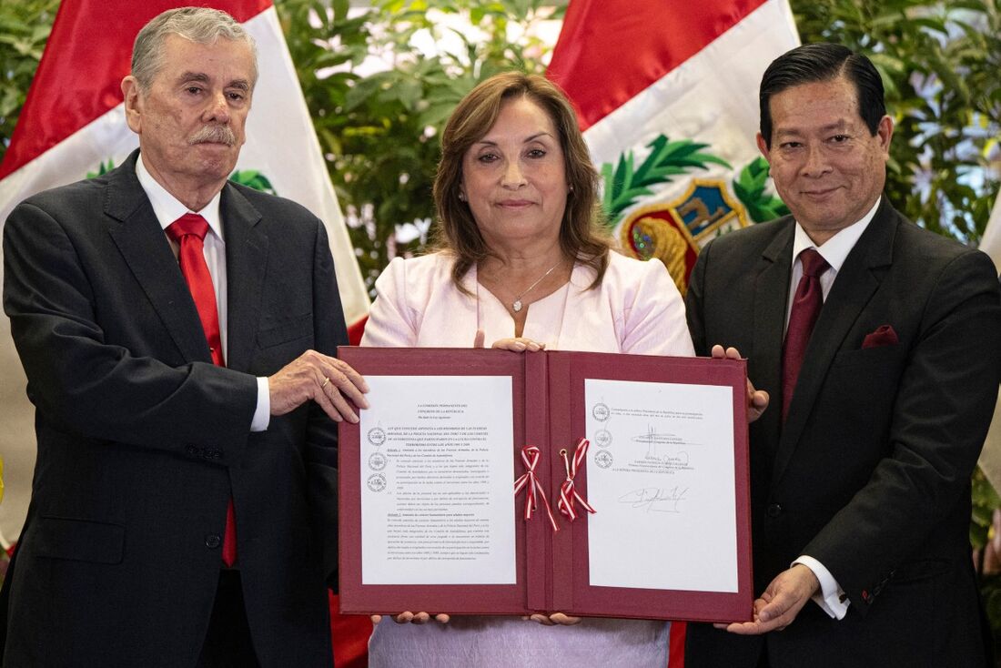 A presidente do Peru, Dina Boluarte, promulgou uma lei que concede anistia a policiais e militares investigados ou condenados por crimes cometidos durante o conflito armado interno no país entre 1980 e 2000
