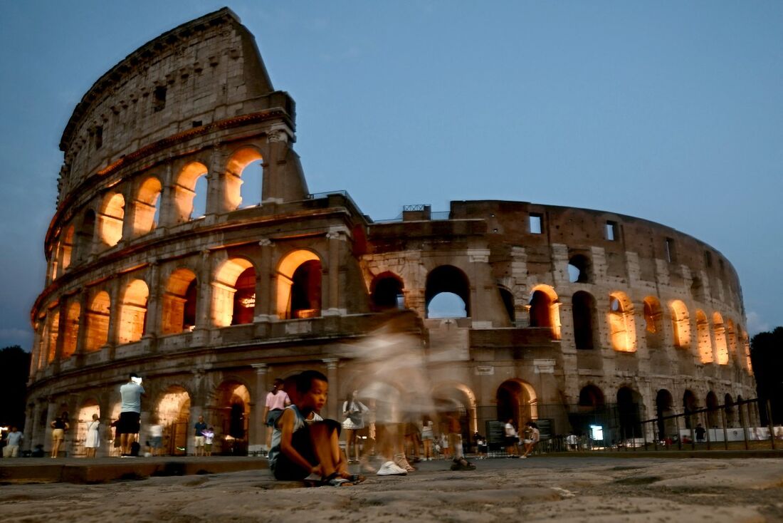 Turistas fogem da onda de calor em Roma