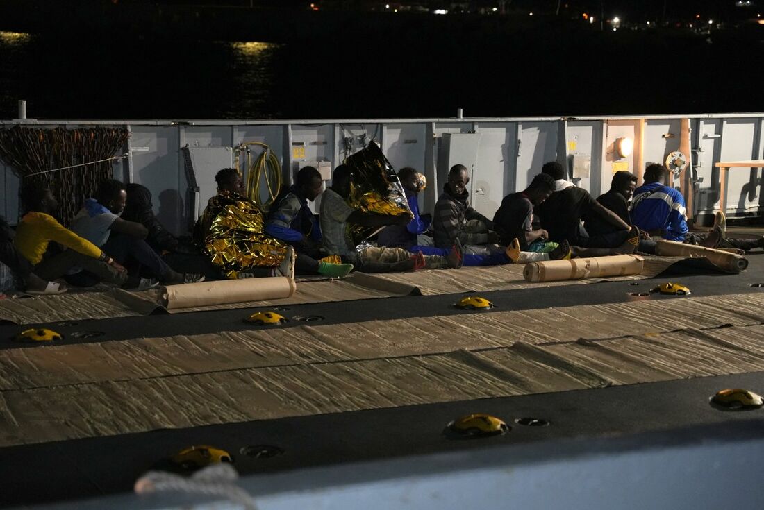 Migrantes resgatados no naufrágio perto da ilha de Lampedusa