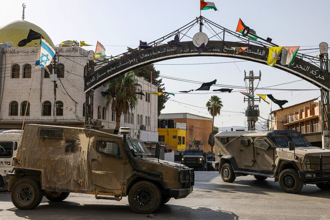 Veículos do exército israelense são mobilizados durante um ataque ao campo de refugiados palestinos de Askar, a leste da cidade de Nablus, na Cisjordânia ocupada