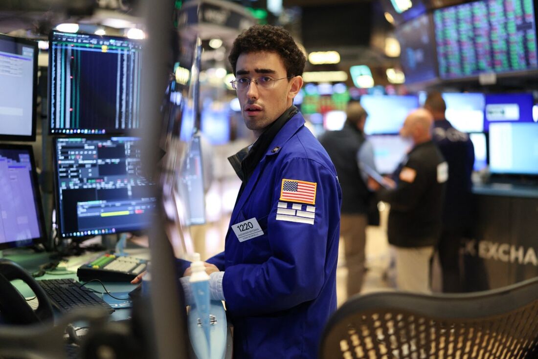 Trader trabalhando no térreo do New York Exchange Center