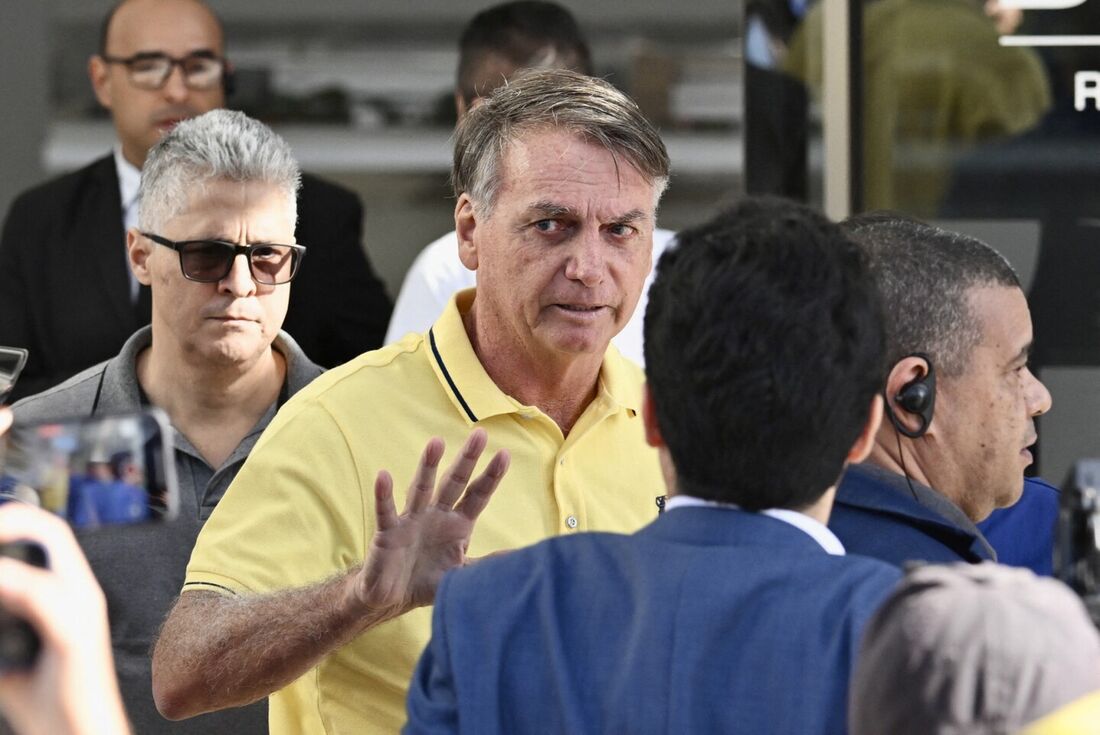 Bolsonaro durante chegada no hospital para realizar exames médicos em Brasília 