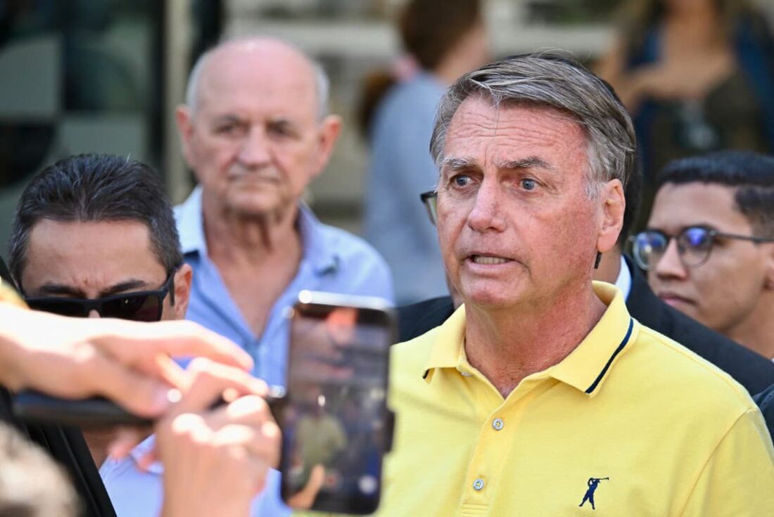Em uma das mensagens divulgadas, Bolsonaro chamou o filho Eduardo de "imaturo"