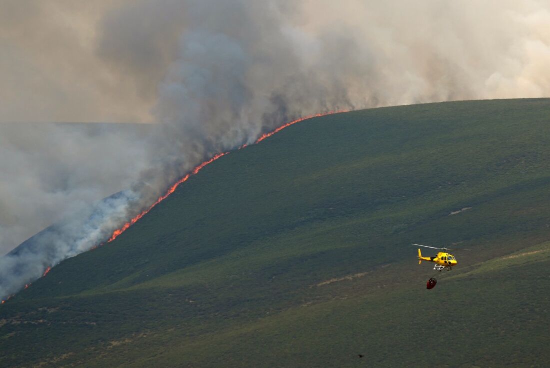 Helicóptero sobrevoa incêndio florestal