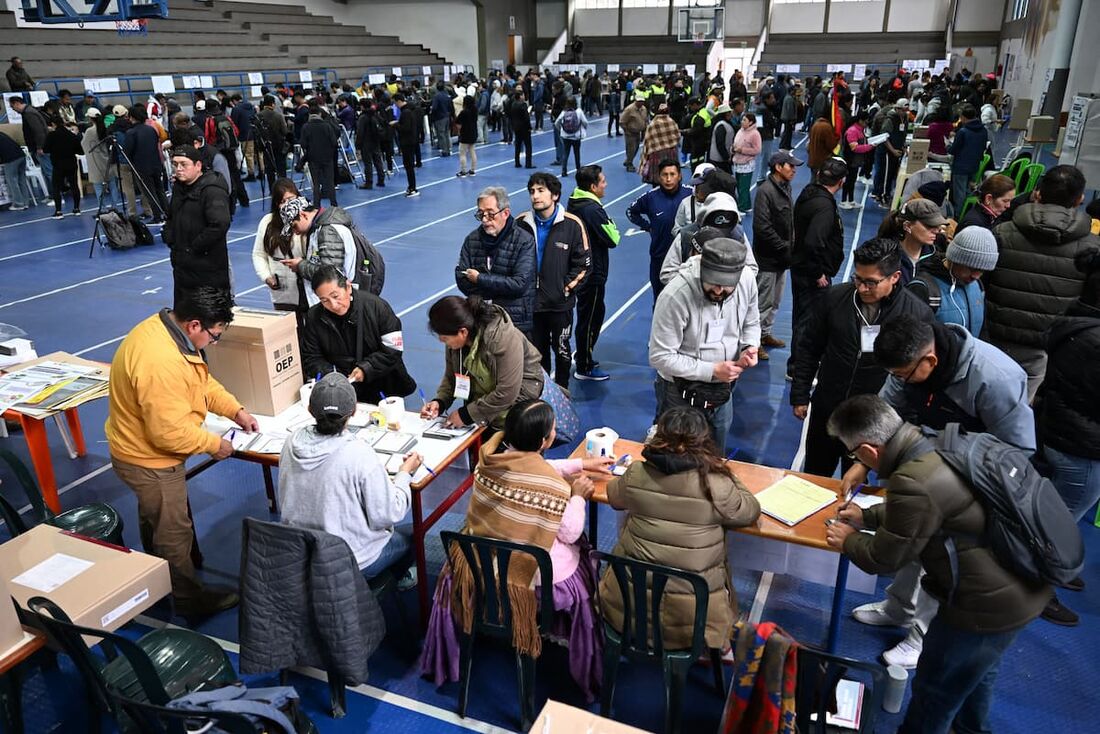 Eleições na Bolívia têm início