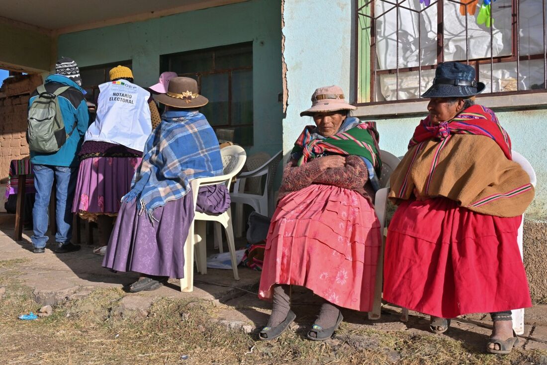 Mulheres indígenas aguardam para votar
