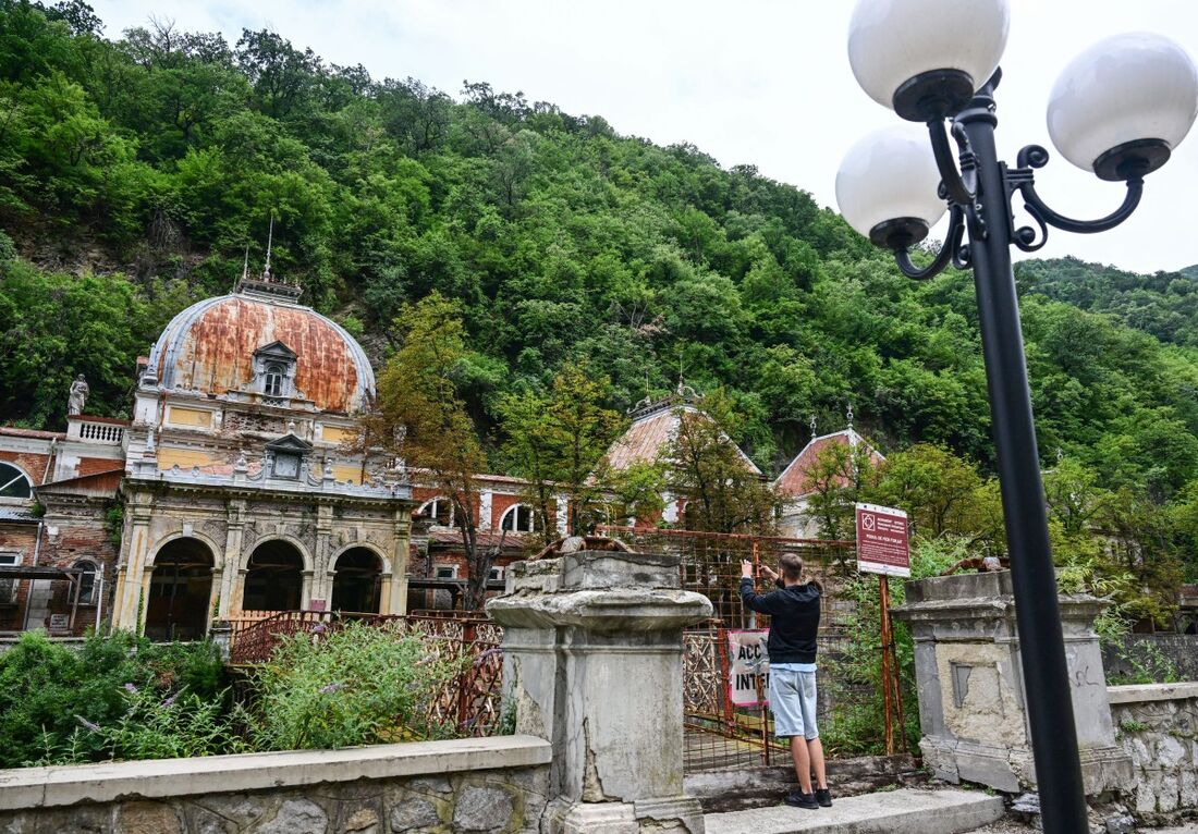 Cidade termal fantasma devastada pela corrupção volta à vida na Romênia