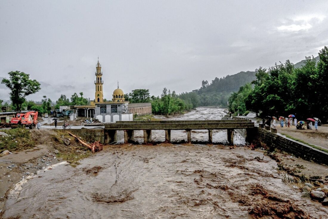 Continuam as operações para tentar encontrar os corpos enterrados sob a lama e os escombros no Paquistão