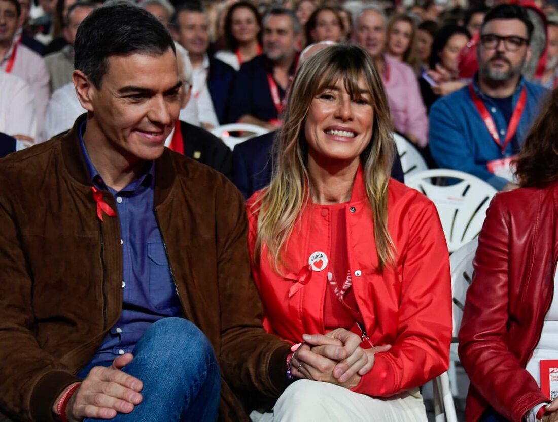 O primeiro-ministro espanhol Pedro Sánchez (E) de mãos dadas com sua esposa Begoña Gómez 