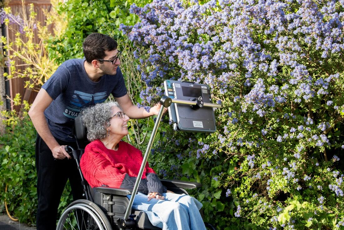 Britânica com doença neurodegenerativa recupera sua voz com IA