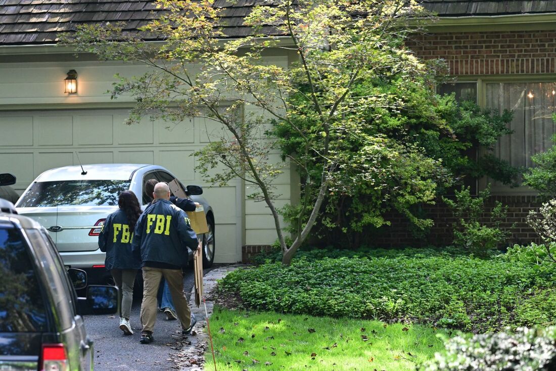 FBI faz operação de busca na casa de ex-conselheiro de Trump John Bolton