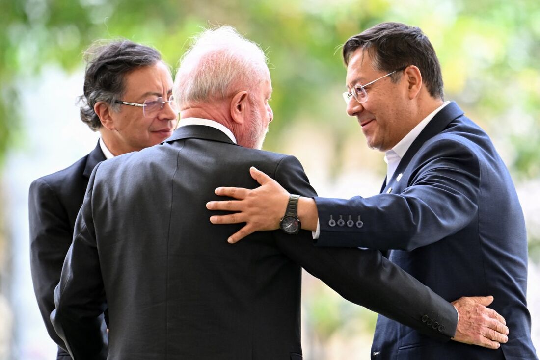 Presidente Luiz Inacio Lula da Silva (centro),Presidente Gustavo Petro (esq.) e Presidente Luis Arce