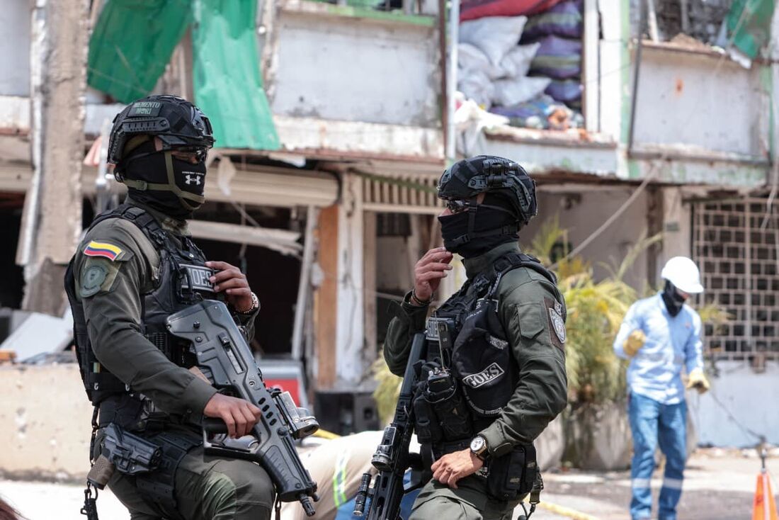 Integrantes do Grupo de Operações Especiais (GOES) da Polícia Nacional Colombiana montam guarda no local da explosão de uma bomba no dia anterior, em Cali
