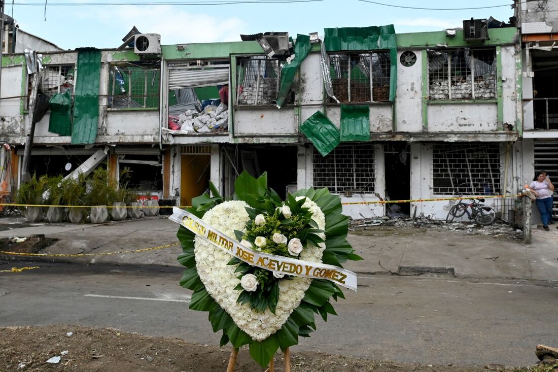 A Colômbia anunciou uma ofensiva militar para reprimir os grupos guerrilheiros responsáveis por dois ataques brutais ocorridos ontem, que deixaram 19 mortos