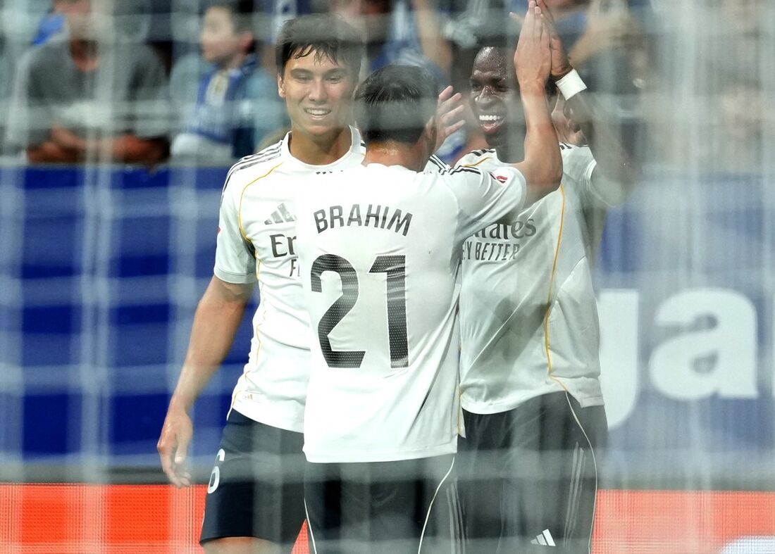 Vini Jr celebra gol com companheiros