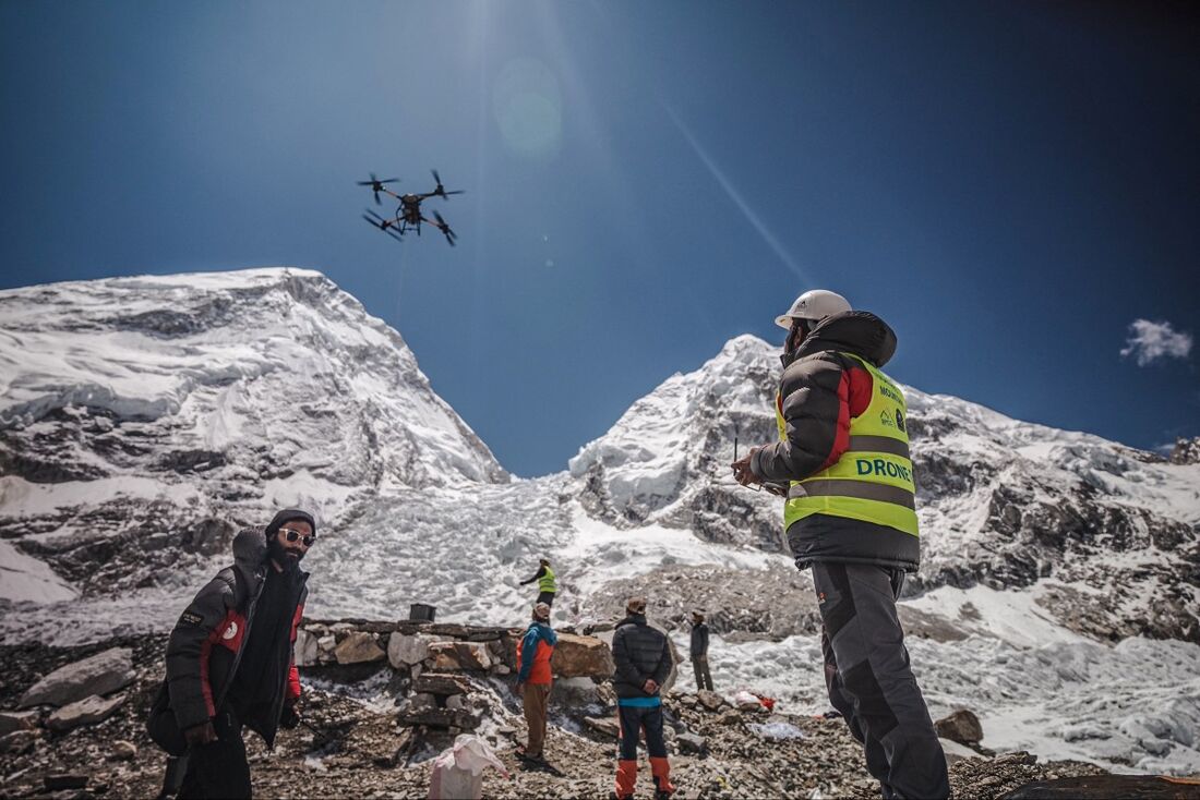 Drones ajudam a limpar o lixo no Everest
