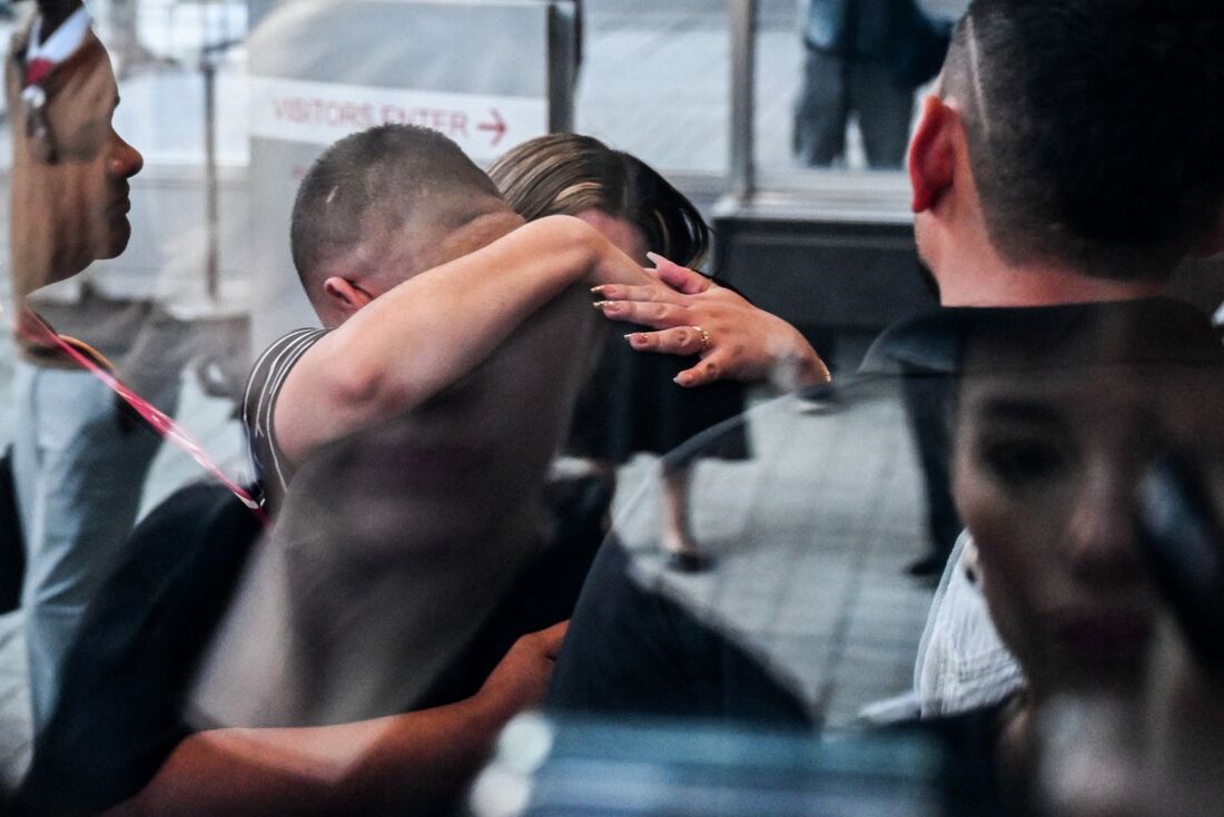 O migrante salvadorenho e residente nos EUA Kilmar Abrego Garcia e sua esposa Jennifer Vasquez se abraçam ao entrarem em um escritório de campo do Serviço de Imigração e Alfândega dos EUA (ICE) em Baltimore, Maryland