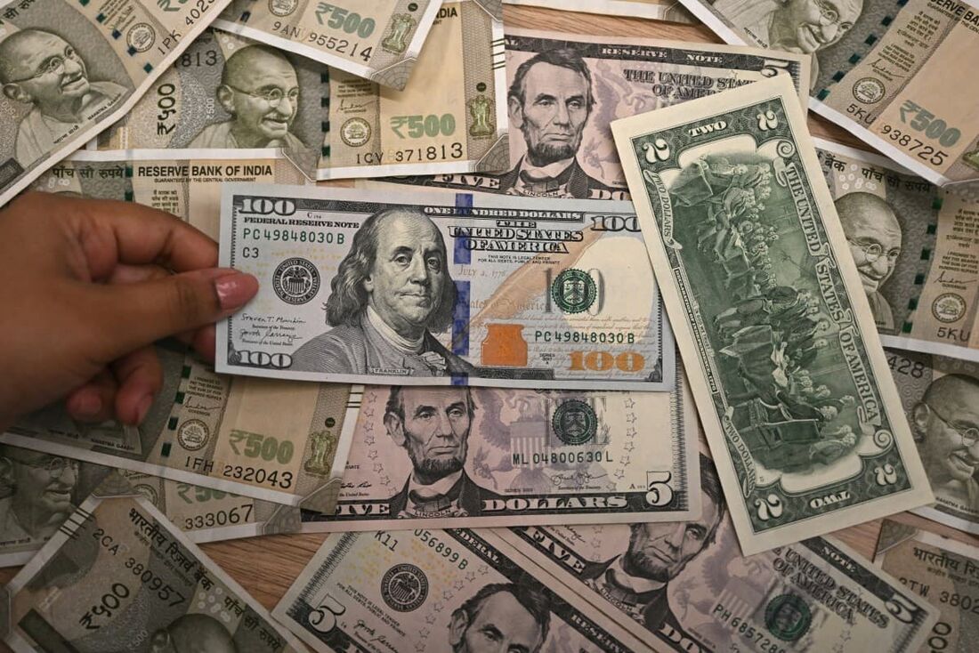  Após mínima de R$ 5,3087, dólar fechou a R$ 5,3107, queda de 0,49%