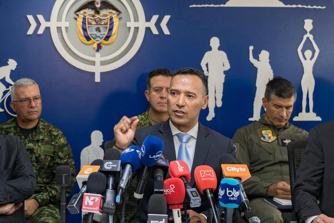 o Ministro da Defesa da Colômbia, Pedro Sanchez, falando em uma coletiva de imprensa onde anunciou que 34 soldados foram capturados no sul do país