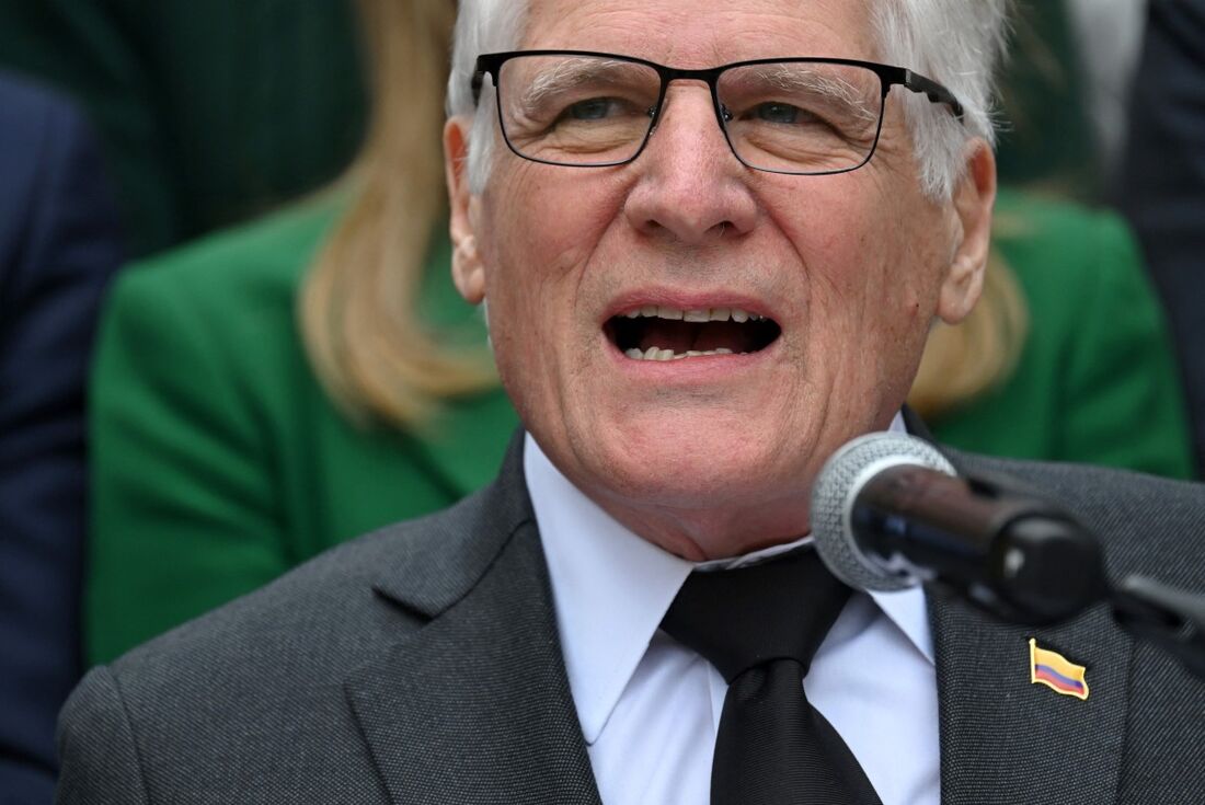 Miguel Uribe Londoño, de 72 anos, anunciou sua candidatura com um discurso do lado de fora do prédio do Congresso na capital, onde seu filho se tornou um senador 