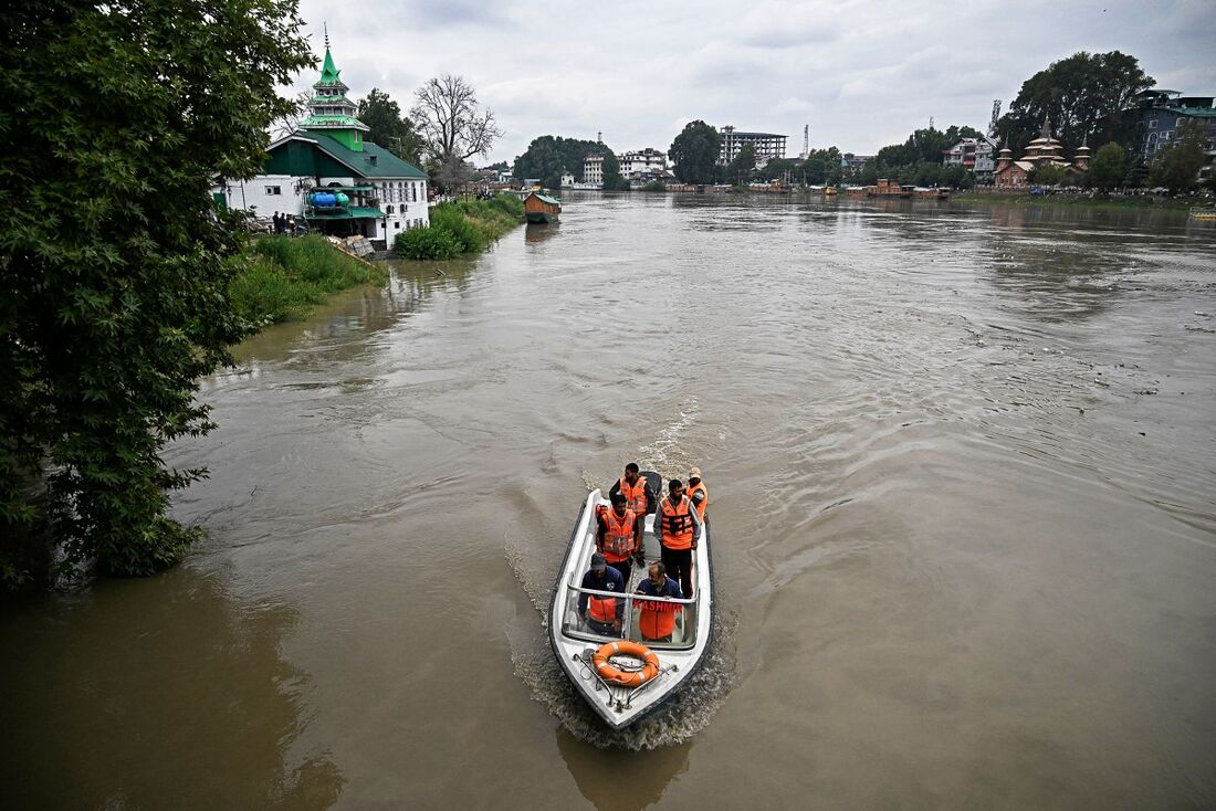 Equipes de resgate buscam vítimas das inundações na Índia