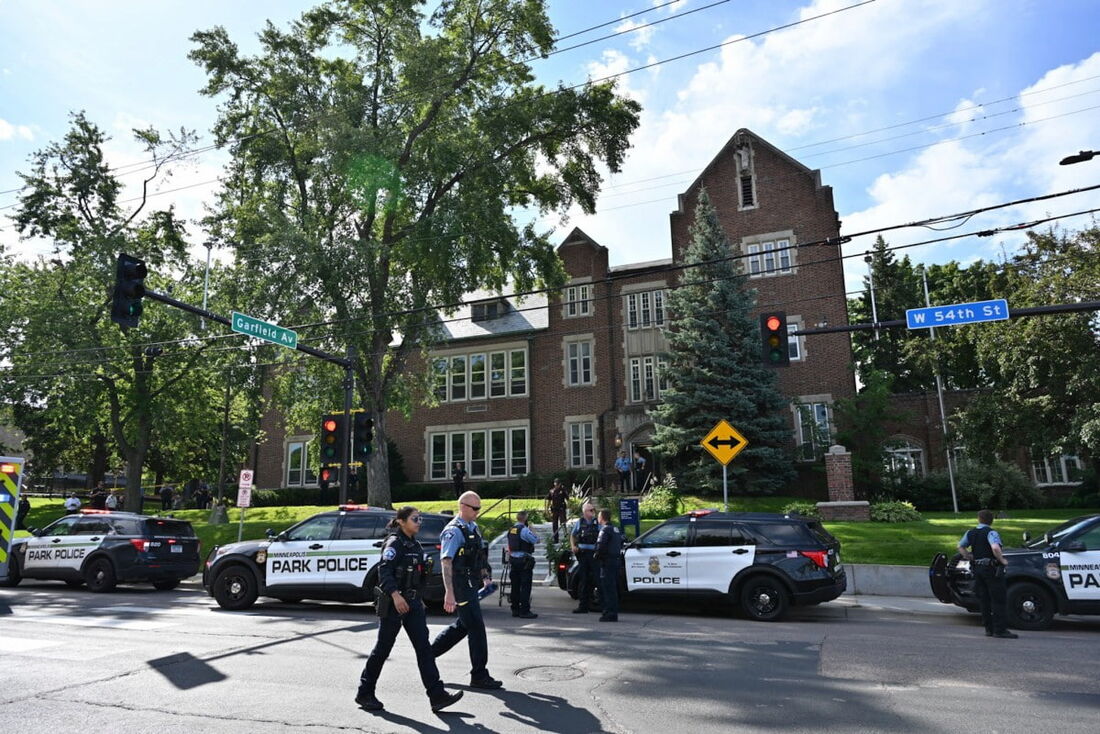 A polícia e os socorristas trabalham no local de um tiroteio perto da Igreja da Anunciação e da Escola Católica em Minneapolis, Minnesota.