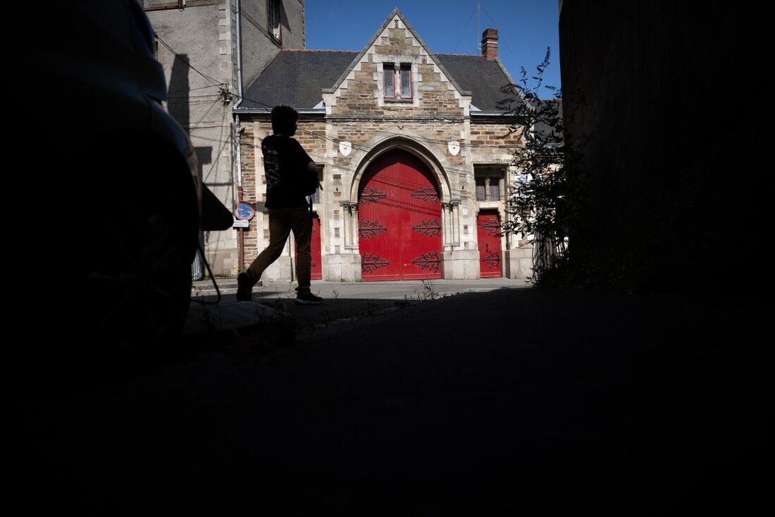 Uma mulher caminha em frente à entrada da escola secundária particular católica e do Colégio Saint-Stanislas, em Nantes, oeste da França.