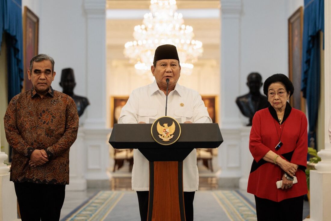 O presidente da Indonésia, Prabowo Subianto (C), fala sobre uma recente onda de protestos em todo o país durante uma coletiva de imprensa ao lado de líderes de partidos políticos no Palácio Presidencial em Jacarta