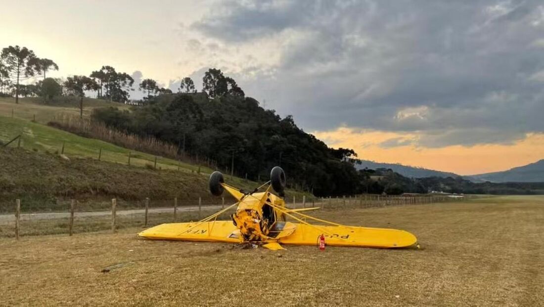 Avião de pequeno porte cai e deixa uma pessoa morta em Santa Catarina
