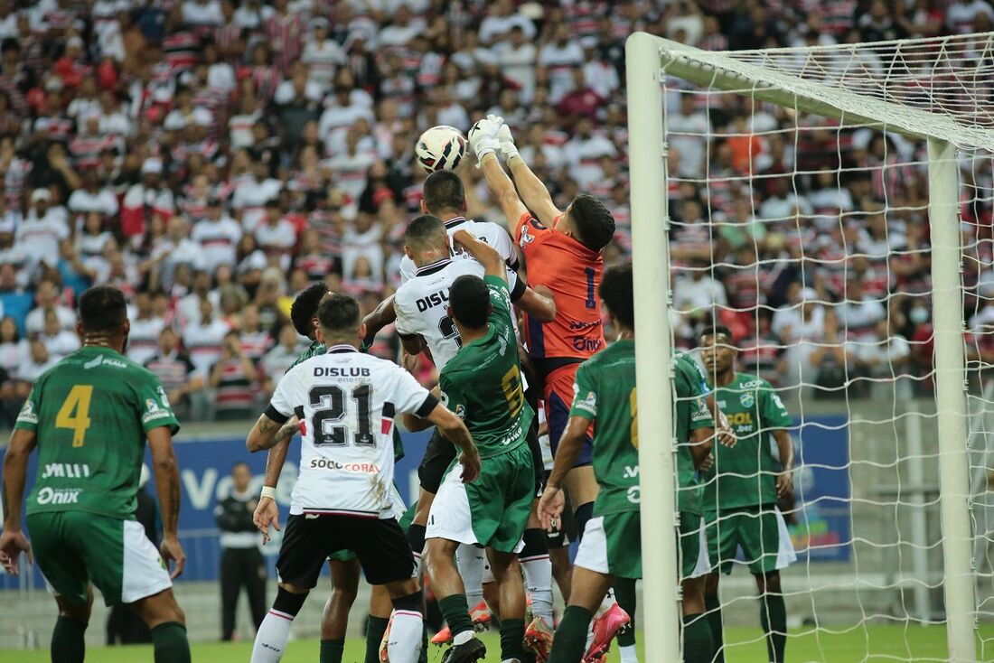 William Alves aproveitou escanteio de Willian Júnior e marcou contra o Altos