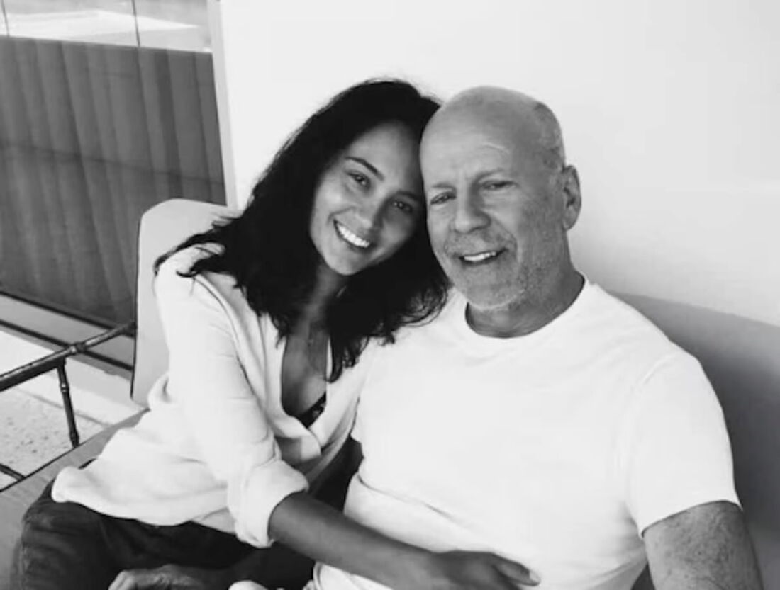 Bruce Willis ao lado da esposa Emma Heming, que falou publicamente sobre a progressão da doença do ator.