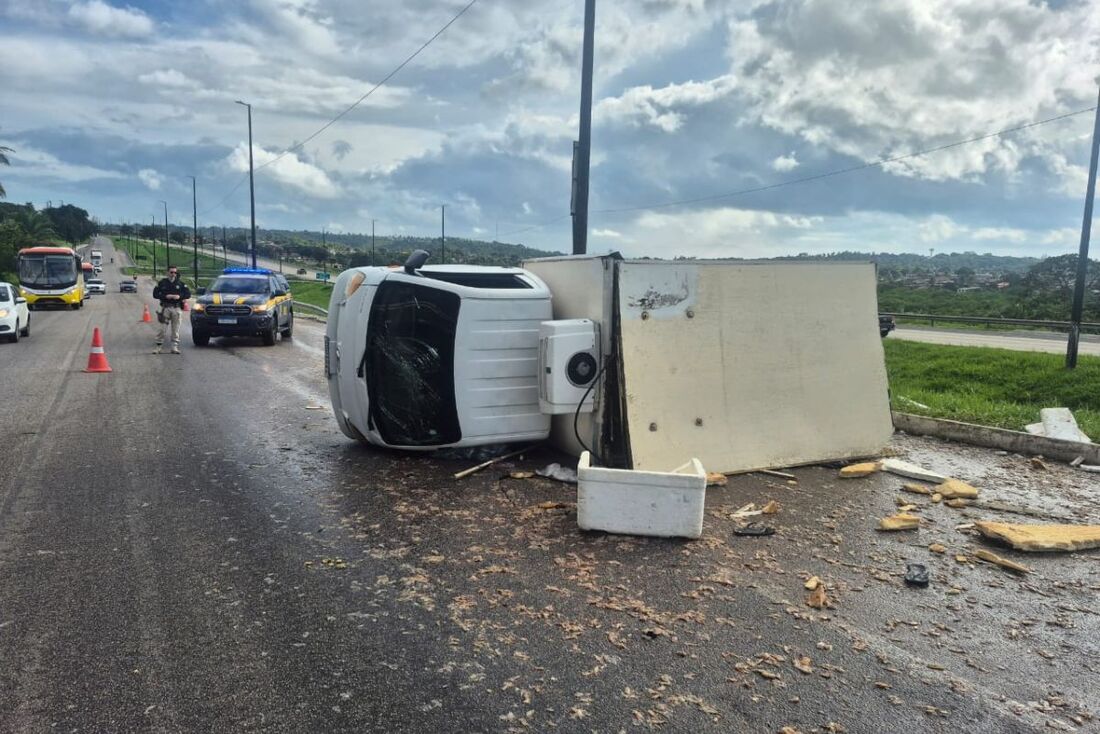 Caminhão tombado no km 39 da BR 101, em Igarassu, sentido Recife