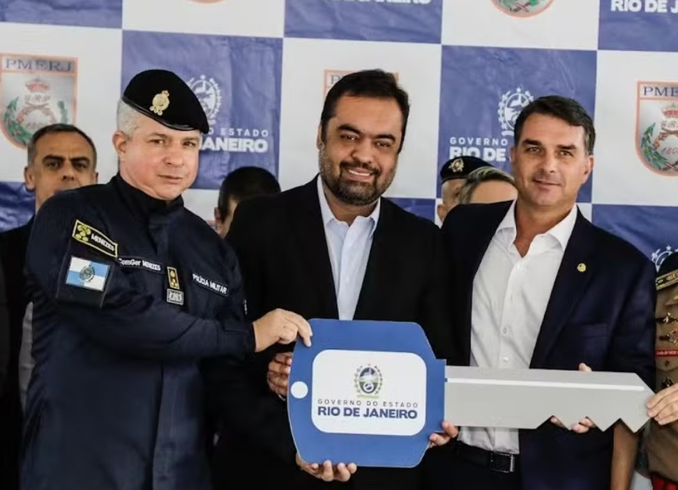 Governador do Rio de Janeiro, Cláudio Castro, ladeado pelo Coronel Menezes e do senador Flávio Bolsonaro 