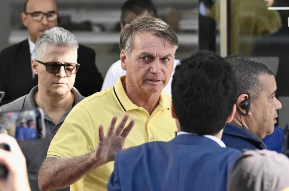 O ex-presidente Jair Bolsonaro acena para apoiadores ao chegar para realizar exames médicos no Hospital DF Star, em Brasília