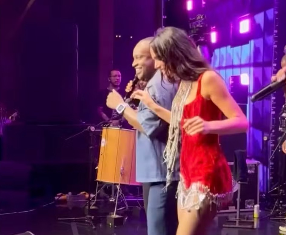 O cantor Thiaguinho no show de aniversário da atriz Bruna Marquezine