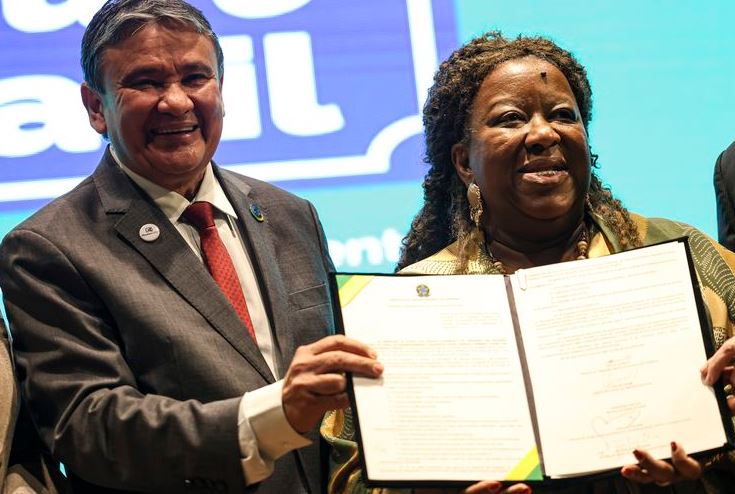 O ministro do Desenvolvimento Social, Wellington Dias, e a ministra dos Direitos Humanos, Macaé Evaristo, durante o lançamento do programa "Aqui é Brasil"