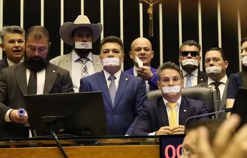 Deputados de oposição fazem ato tampando a boca com esparadrapo durante sessão da Câmara dos Deputados