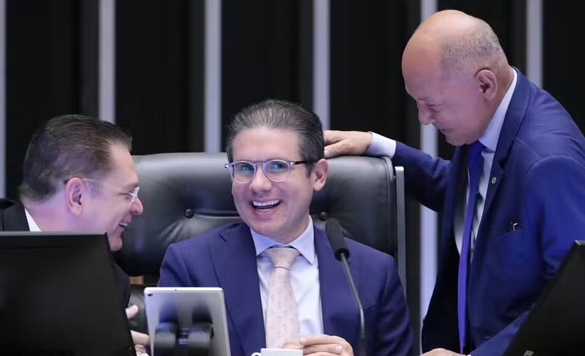 O presidente da Câmara, Hugo Motta, conversa com os deputados Sóstenes Cavalcante (à esq) e Coronel Chrisóstomo (à dir)