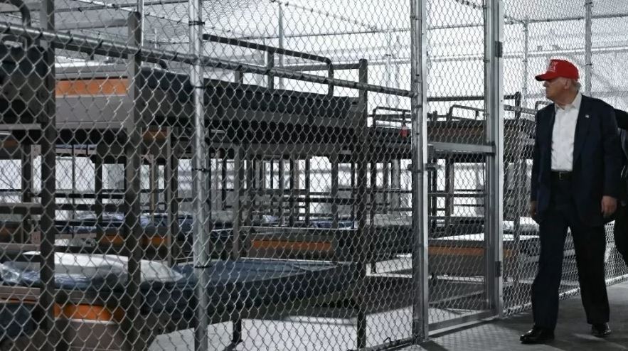 Trump visitou em junho o centro de detenção de migrantes, apelidado de "Alligator Alcatraz", localizado no local do Aeroporto de Treinamento e Transição Dade-Collier, em Ochopee, Flórida