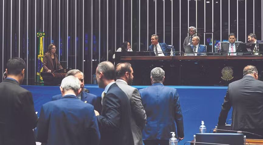 Parlamentares no plenário do Senado