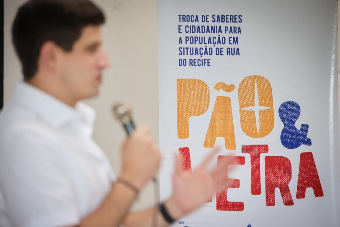 Pão e Letra: Programa oferece bolsas de estudo para população em situação de rua