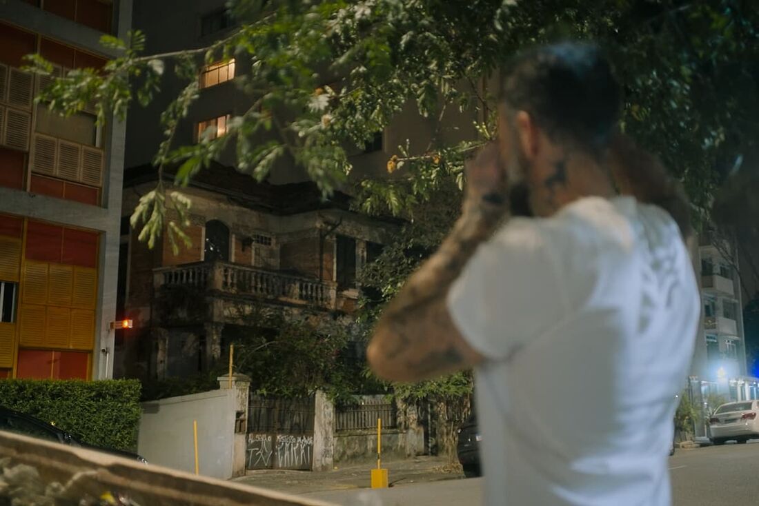 Chico Feliti em frente à casa abandonada