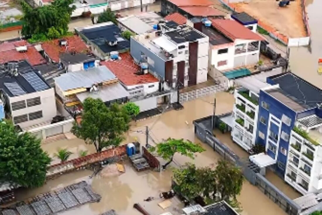 Chuva provoca alagamento em Fragoso, Olinda