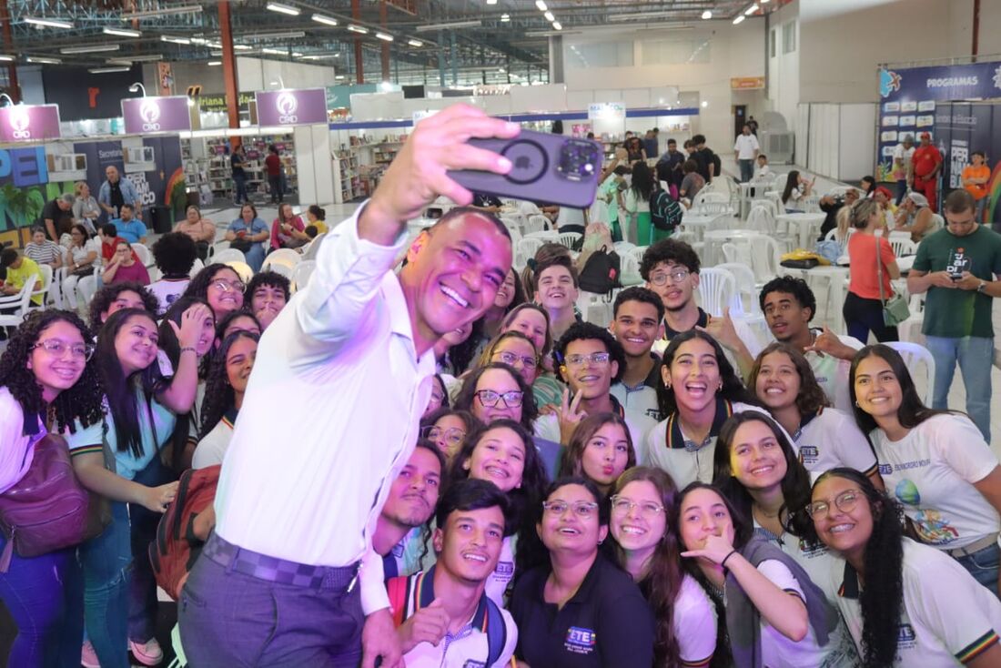 Cafu faz participação no Circuito Literário de Pernambuco nesta segunda-feira (11)