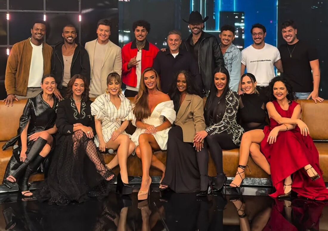 Luciano Huck com o elenco de 2025 'Dança dos Famosos'