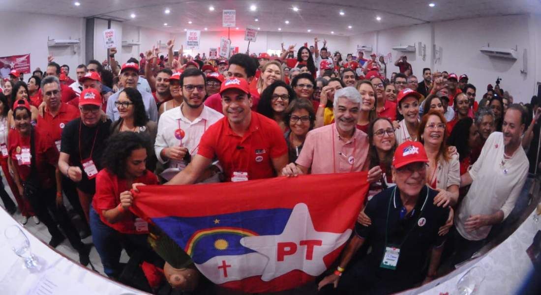 Posse do novo presidente estadual do PT, Carlos Veras, durante o décimo sétimo Encontro do Partido dos Trabalhadores de Pernambuco, no clube do Sindsprev